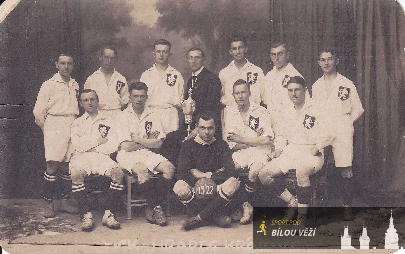 SK Hradec Králové 1922. Zleva stojí Majetič, Koza, Hušák, Žabrokrtský, Vlček, Balcar, Slezák. Dole zleva Valenta, Petrovický, Reichert, A.Mácha, Bělohoubek.